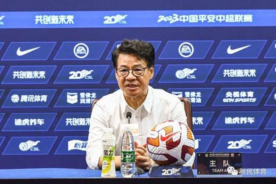 女士穿透明泳衣